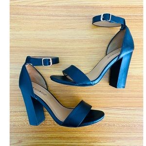 Black heeled sandals 🖤